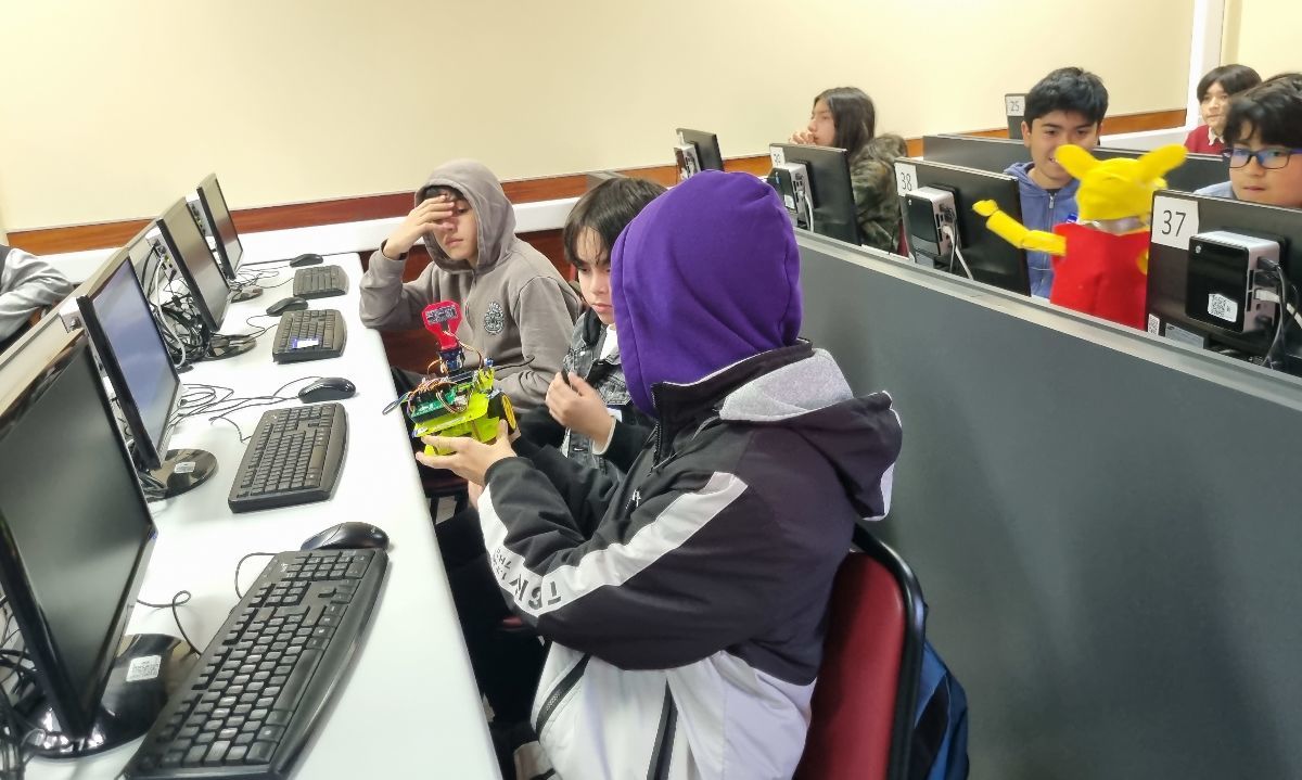 Con 116 estudiantes se iniciaron los talleres de Robótica y Videojuegos Fundación Mustakis en alianza con UACh