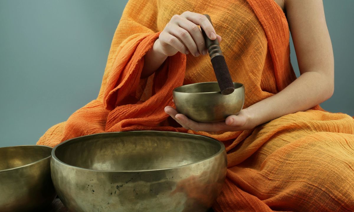 Sonidos de cuencos tibetanos disminuyen ansiedad: se demostró en investigación liderada por académico UACh
