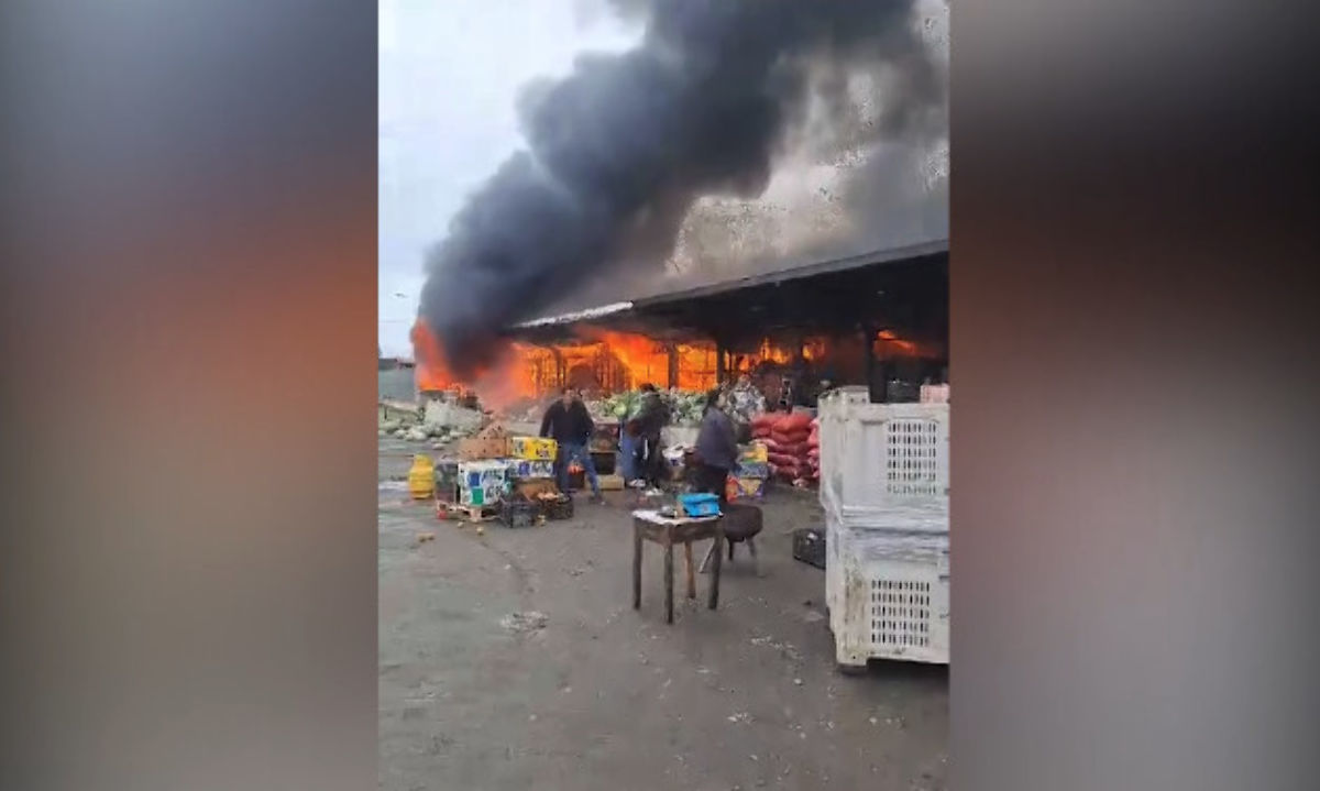 Incendio arrasó con cinco locales en la Feria Mayorista de Lagunitas en Puerto Montt
