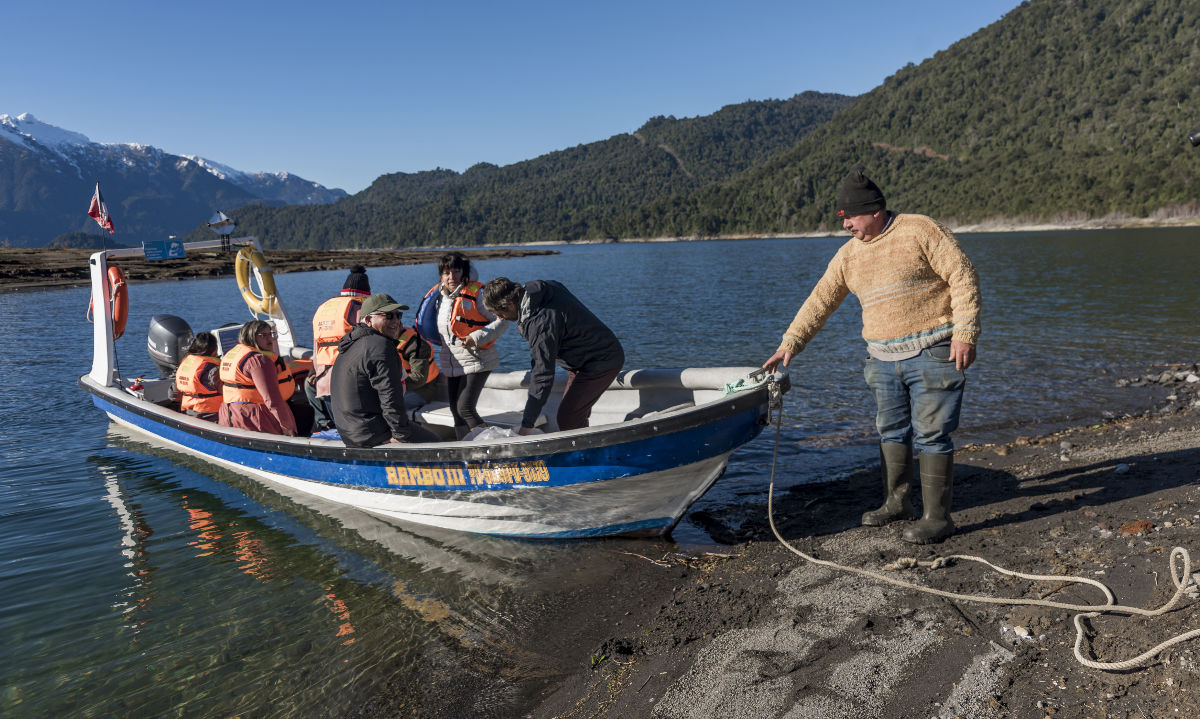 Los invitados a este primer famtour pudieron disfrutar de la belleza del entorno, con un paseo en lancha por el majestuoso Lago Chapo.