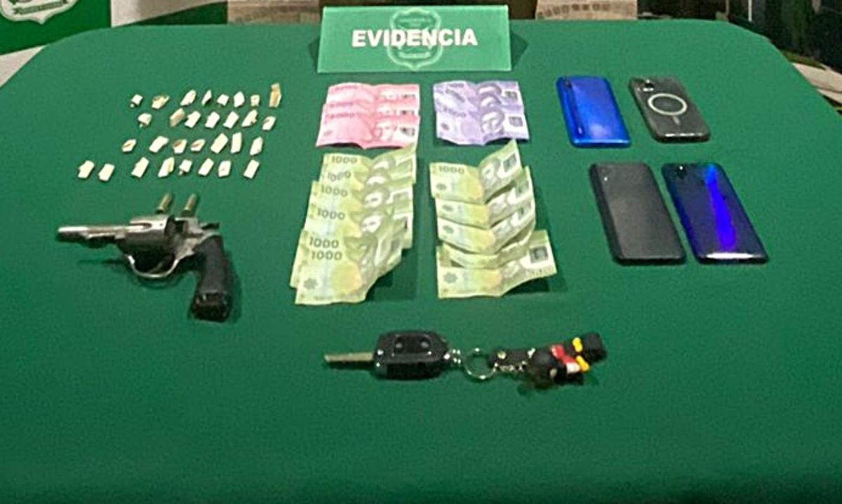 Mujer que era buscada por hurto es detenida por Carabineros portando arma de fuego