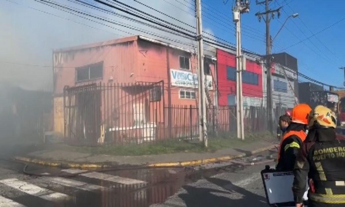 Incendio en Puerto Montt destruye vivienda y afecta locales comerciales