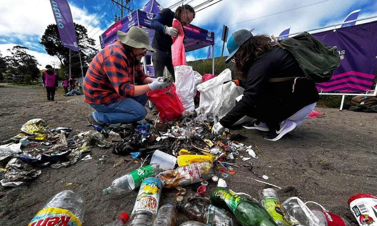 Estudiantes y voluntarios retiran más de 130 kilos de residuos y 9000 colillas de cigarros desde Playa en Puerto Varas