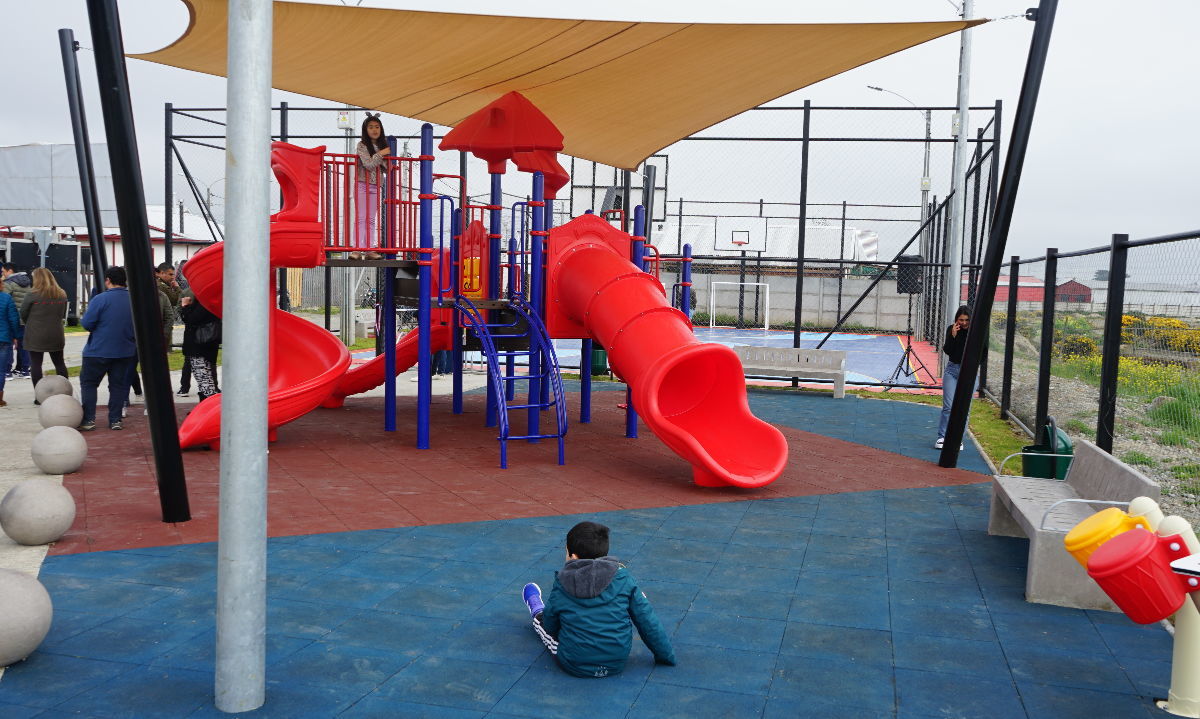 Población Choyun Wechekeche cuenta con nueva plaza de juegos y multicancha