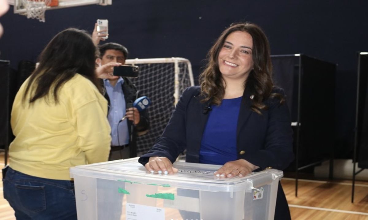 Candidata Claudia Reyes emitió su voto esta mañana en elecciones de gobernador regional