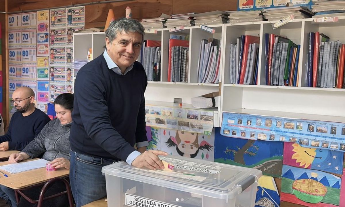 Alejandro Santana emitió su voto en Chonchi y llamó a la participación ciudadana