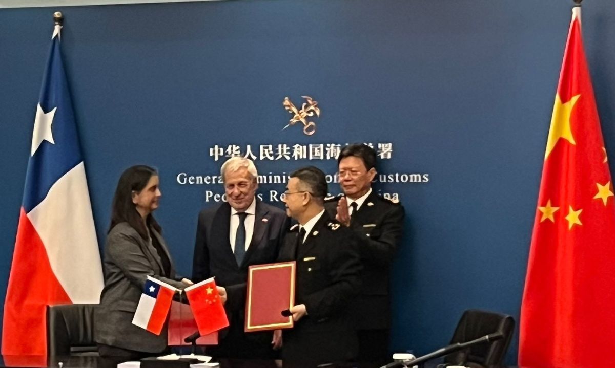 Chile y China firman protocolos para ampliar las exportaciones de frutas y carne