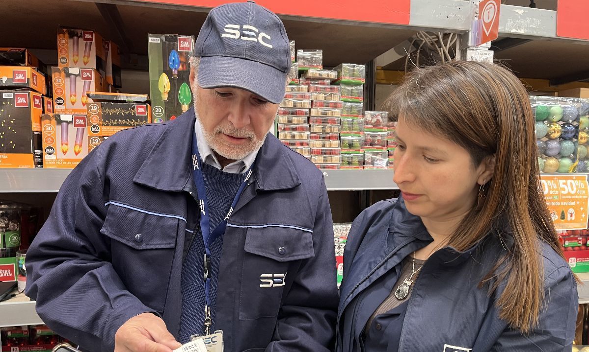SEC Los Lagos y Seremi de Energía fiscalizan productos navideños y llaman a comprar productos certificados en la región de Los Lagos