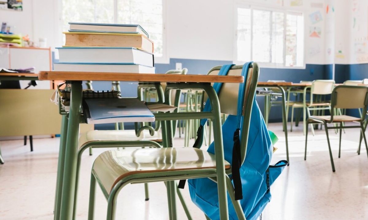 Senador Fidel Espinoza emplaza al Ministro de Educación por cierre de escuela rural en Fresia