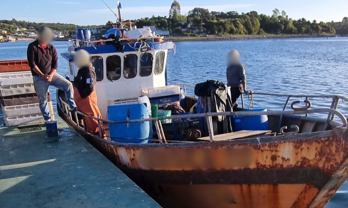 Sorprenden a embarcación sin autorización desembarcando casi una tonelada de recursos del mar