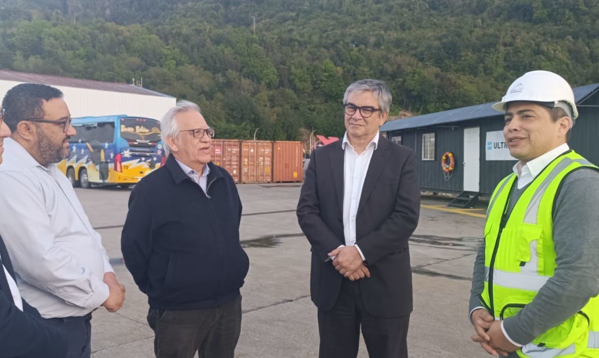 Ministro de Hacienda participa de inédita visita a dependencias de Empresa Portuaria Chacabuco