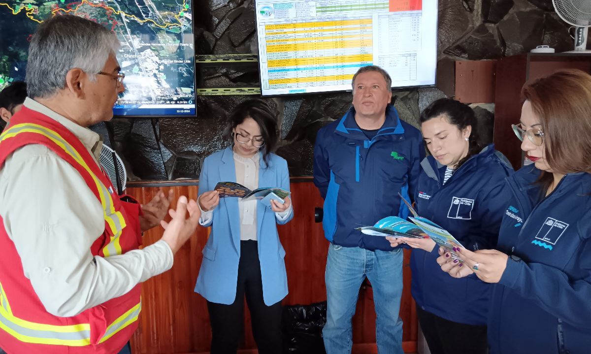 Autoridades visitaron Central de Coordinación Regional  de incendios forestales de CONAF