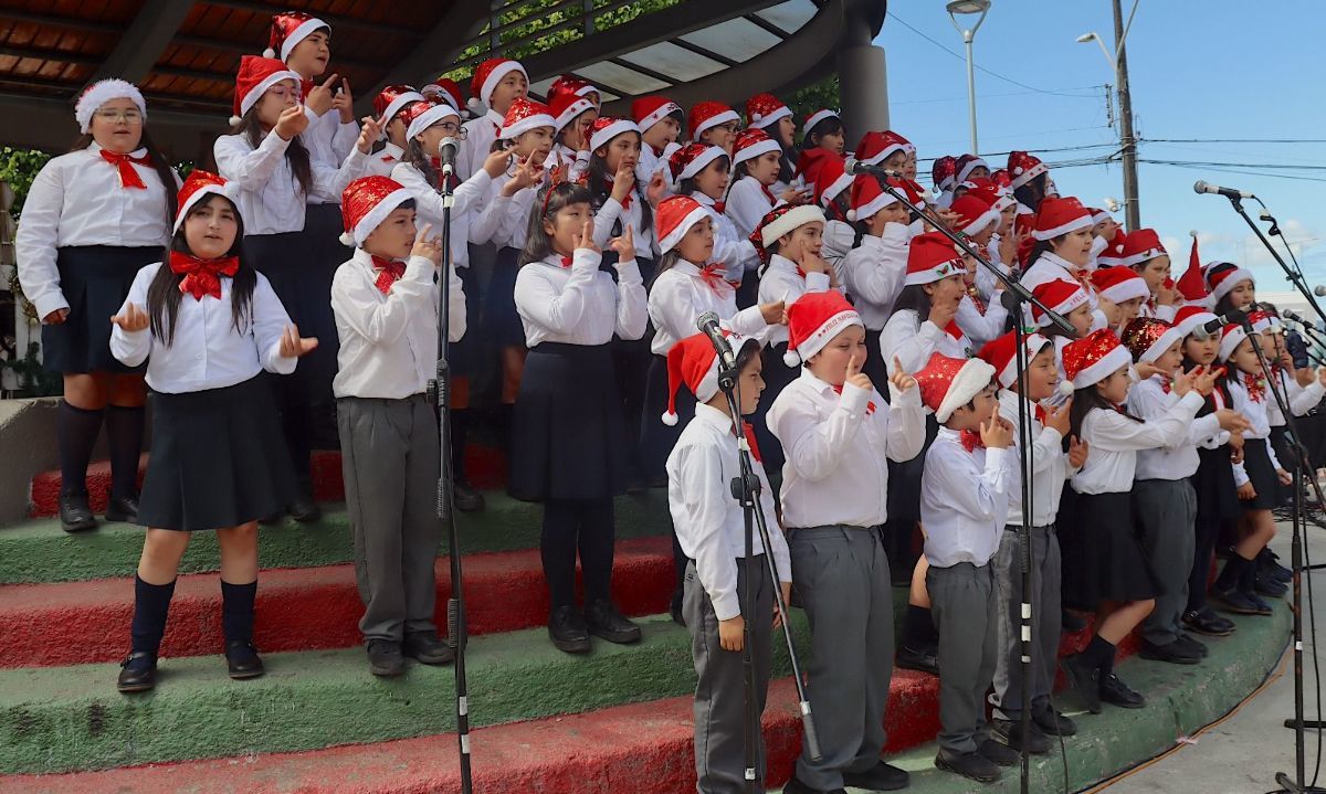 Coros escolares llenan de espíritu navideño la Plaza de Armas de Puerto Montt