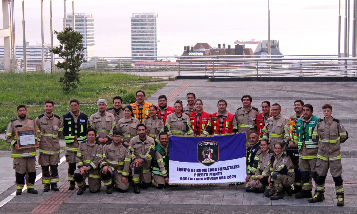 Entregan certificación oficial a equipo especializado en incendios forestales de Bomberos de Puerto Montt