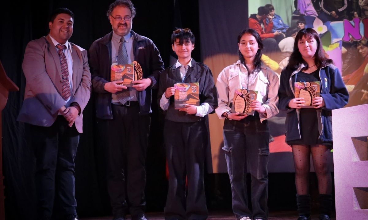Liceo Artístico Bicentenario celebra 50 años con el lanzamiento de libro histórico
