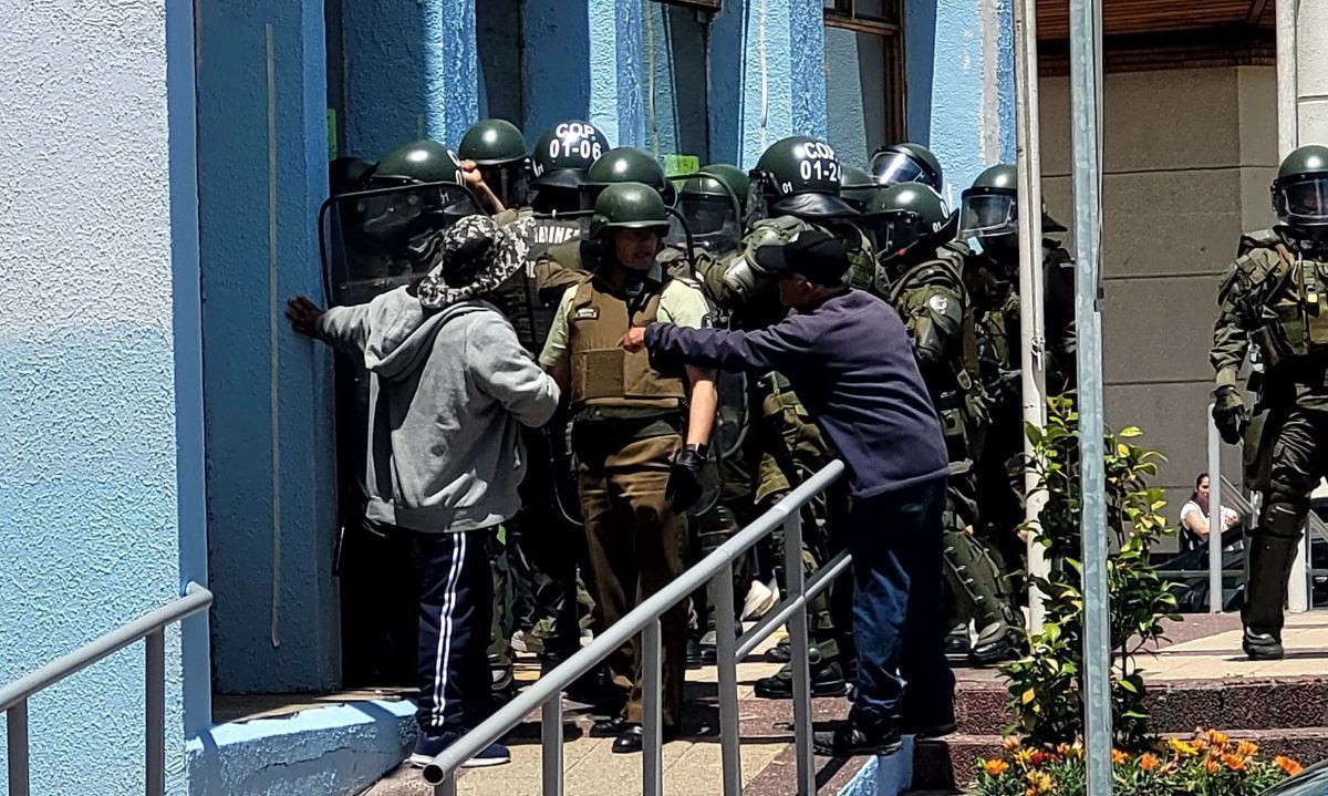 Protesta de comerciantes ambulantes en la municipalidad de Puerto Montt termina con varios detenidos