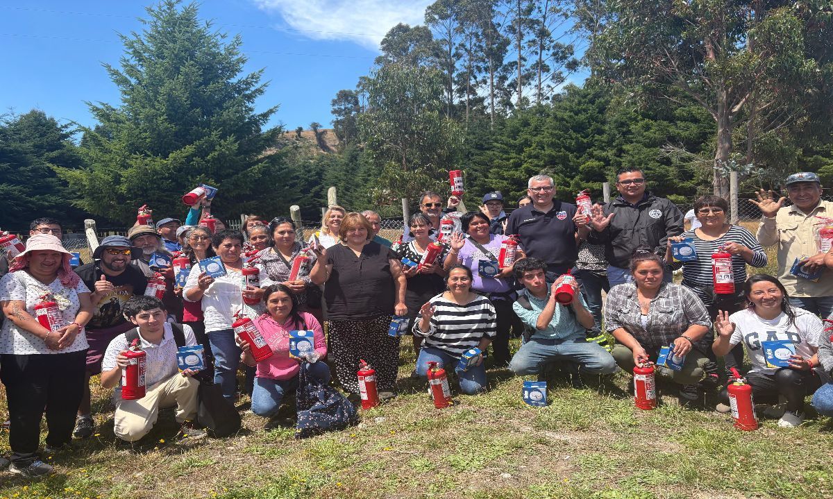 Pobladores de isla Tenglo recibieron extintores de incendio