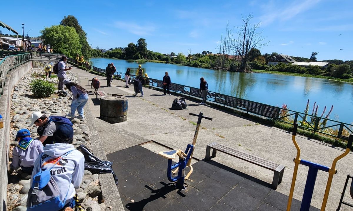 CONAF y Llanquihue celebran Día de los Humedales con limpieza en Laguna El Loto