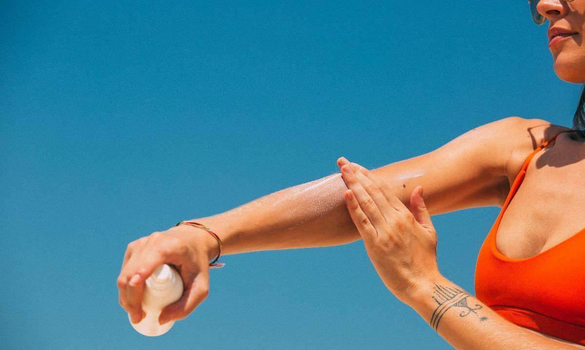 Dermatólogo explica cómo prevenir y tratar las manchas en la piel en verano