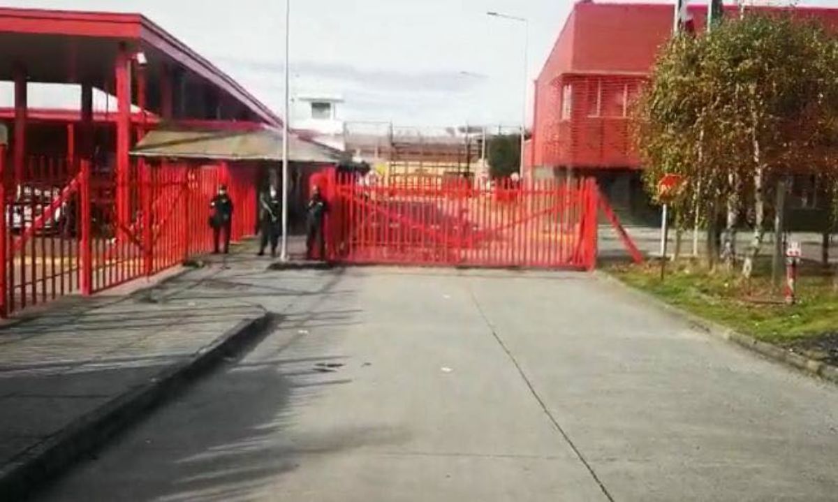 Gendarmería interpondrá querella por agresión y amenazas contra tres funcionarias