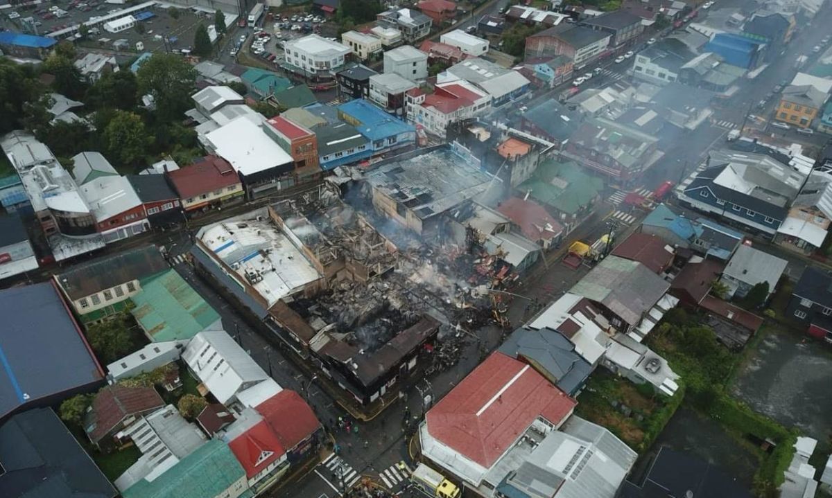 Declaran Emergencia Comunal en Ancud tras incendio que destruyó 60 locales y dejó 300 damnificados