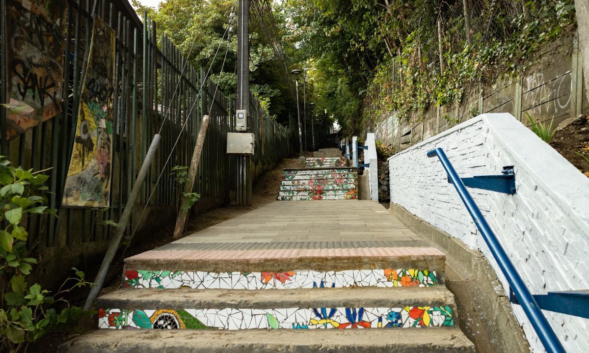 Escalera de calle Rancagua renovada con mosaicos creados por estudiantes