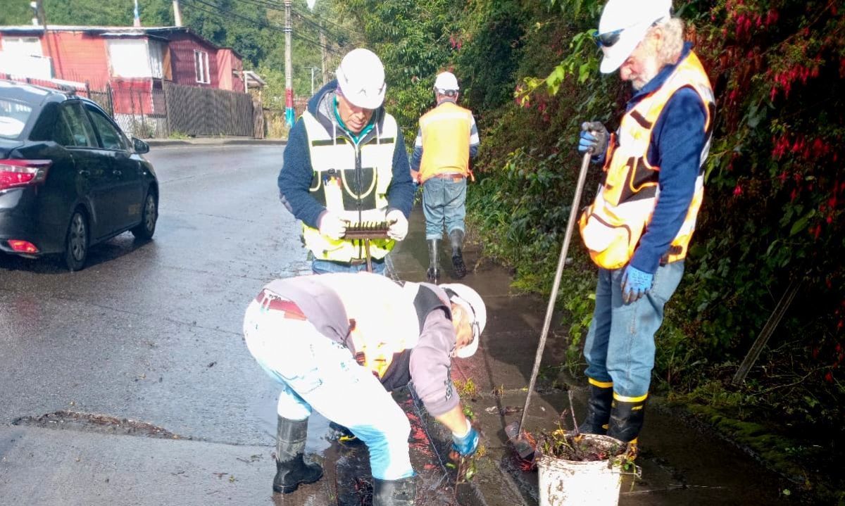 Municipio de Puerto Montt realiza limpieza de sumideros para prevenir inundaciones en el regreso a clases