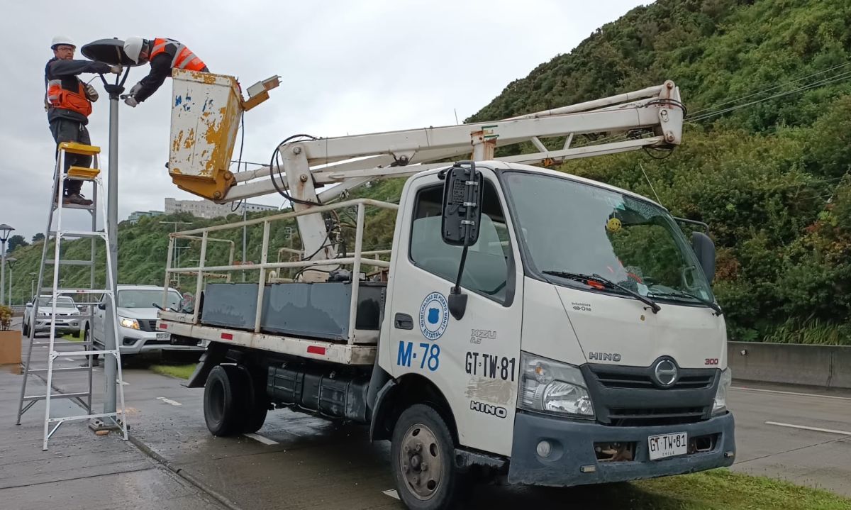 Municipio de Puerto Montt refuerza la iluminación en ruta a Pelluco tras actos de vandalismo