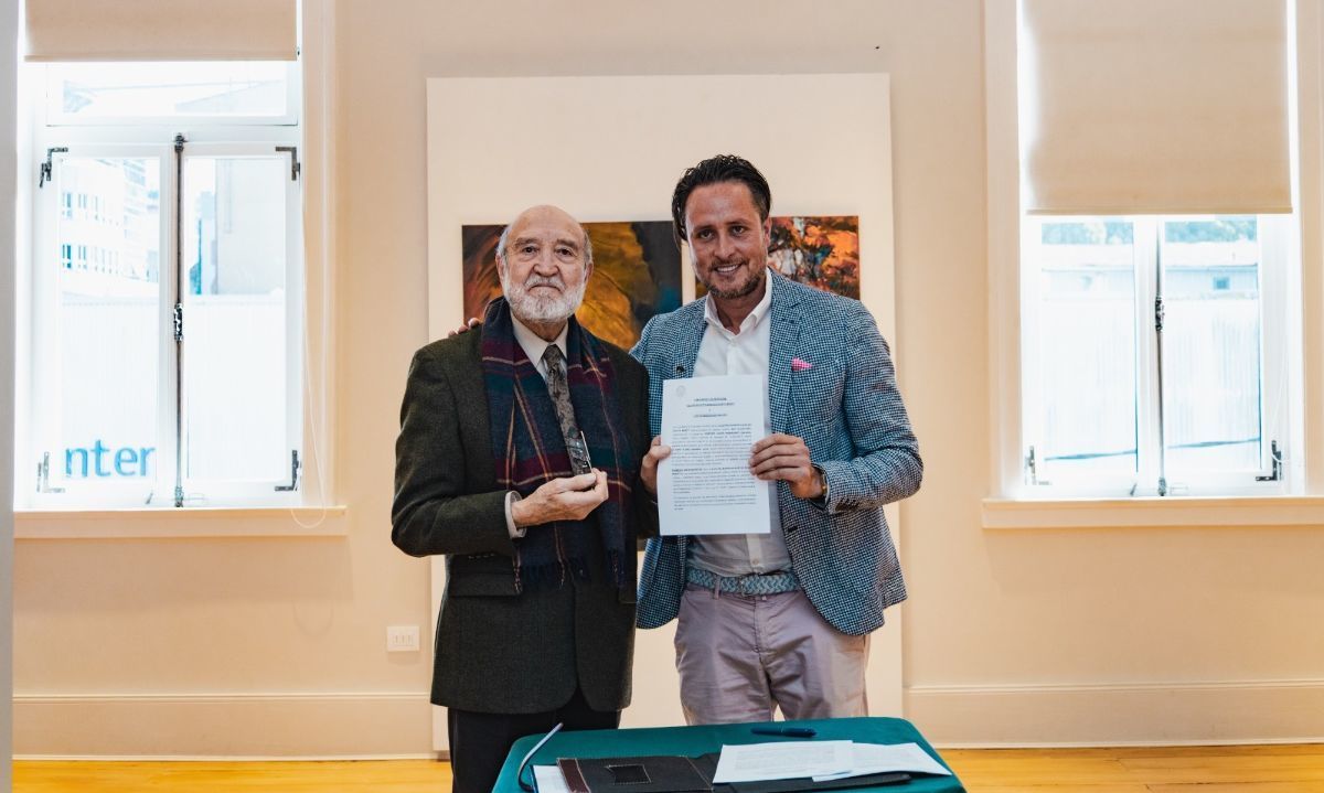 Pintor Luis Rojas Quijada dona obras a la pinacoteca de la Casa Pauly
