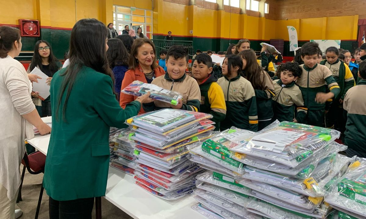 Junaeb distribuye más de 120 mil sets de útiles escolares en la región de Los Lagos