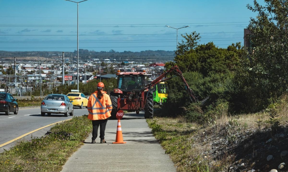 Puerto Montt refuerza limpieza vial con máquina desbrozadora