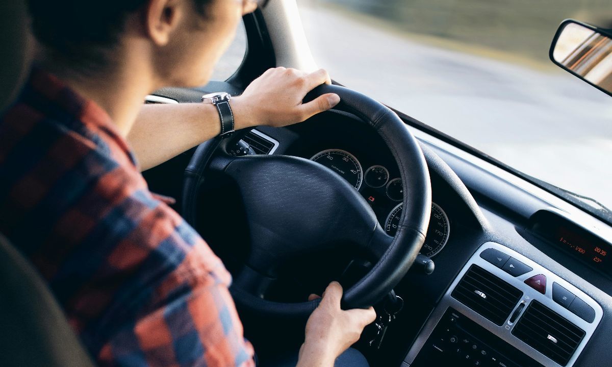 Foto de JESHOOTS.com: https://www.pexels.com/es-es/foto/hombre-dentro-del-vehiculo-13861/