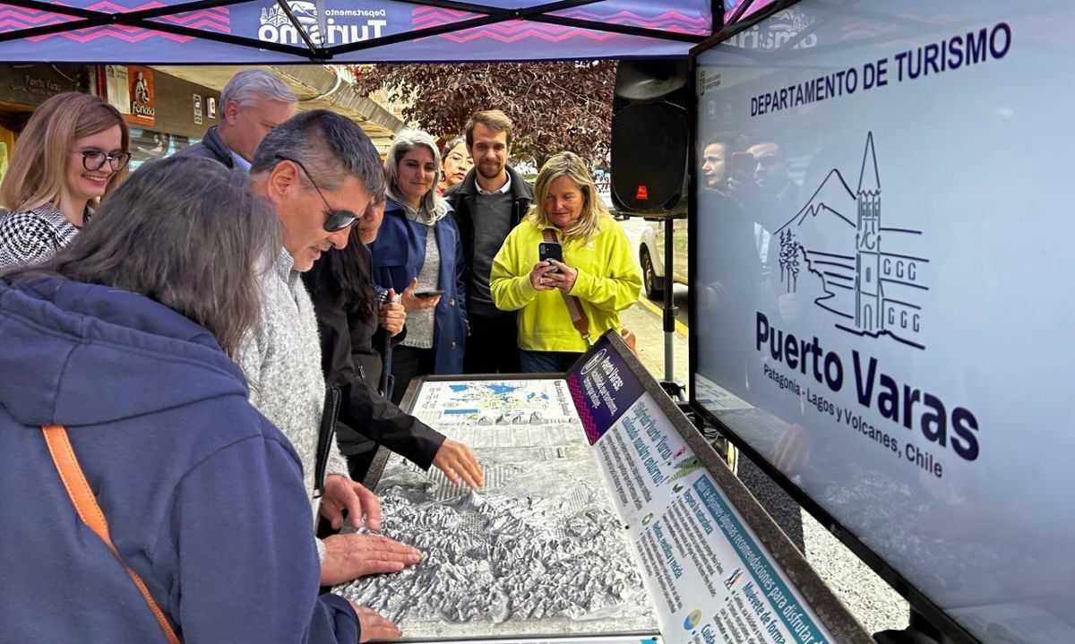 Puerto Varas instala paneles viso táctiles para mejorar la accesibilidad turística