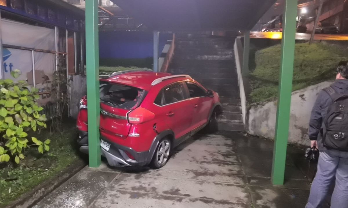 Vehículo cae por escaleras del gimnasio Marchant Binder tras partido en Puerto Montt