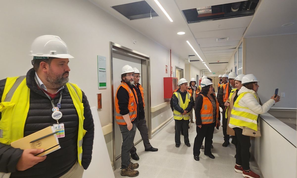 Autoridades y comunidad supervisan avances del nuevo hospital de Ancud