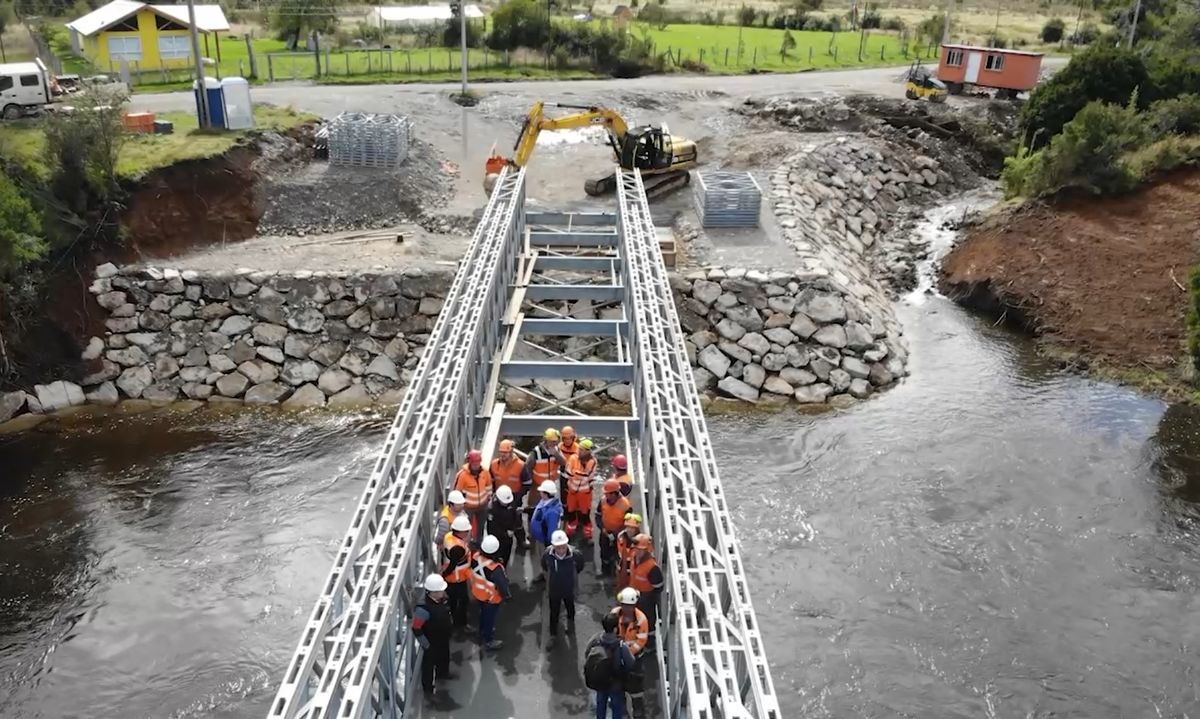 Subsecretario de Obras Públicas supervisa instalación de puente mecano en Aysén