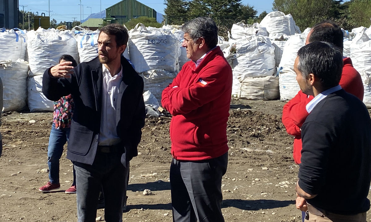 Gobernador regional de Los Lagos visita relleno sanitario La Laja para evaluar gestión de residuos