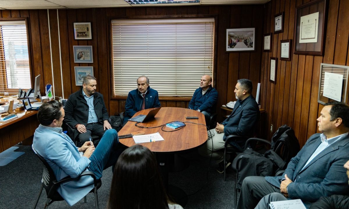 Municipalidad y EFE avanzan en coordinación para reforzar la seguridad ferroviaria en Puerto Montt