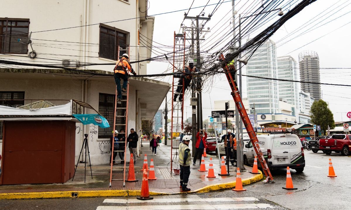 Comienza el retiro de cables en desuso en el centro de Puerto Montt
