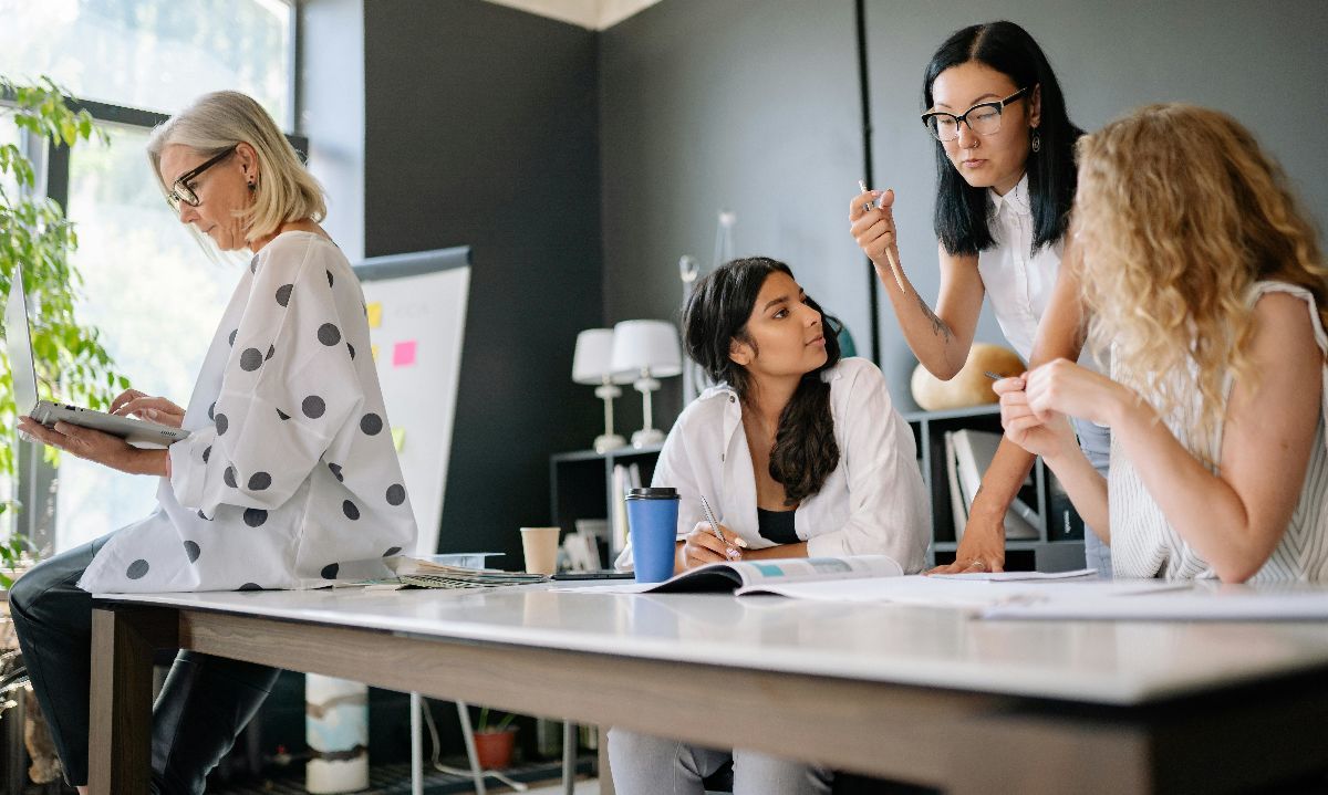 Foto de Yan Krukau: https://www.pexels.com/es-es/foto/oficina-mujer-tecnologia-negocio-8837459/