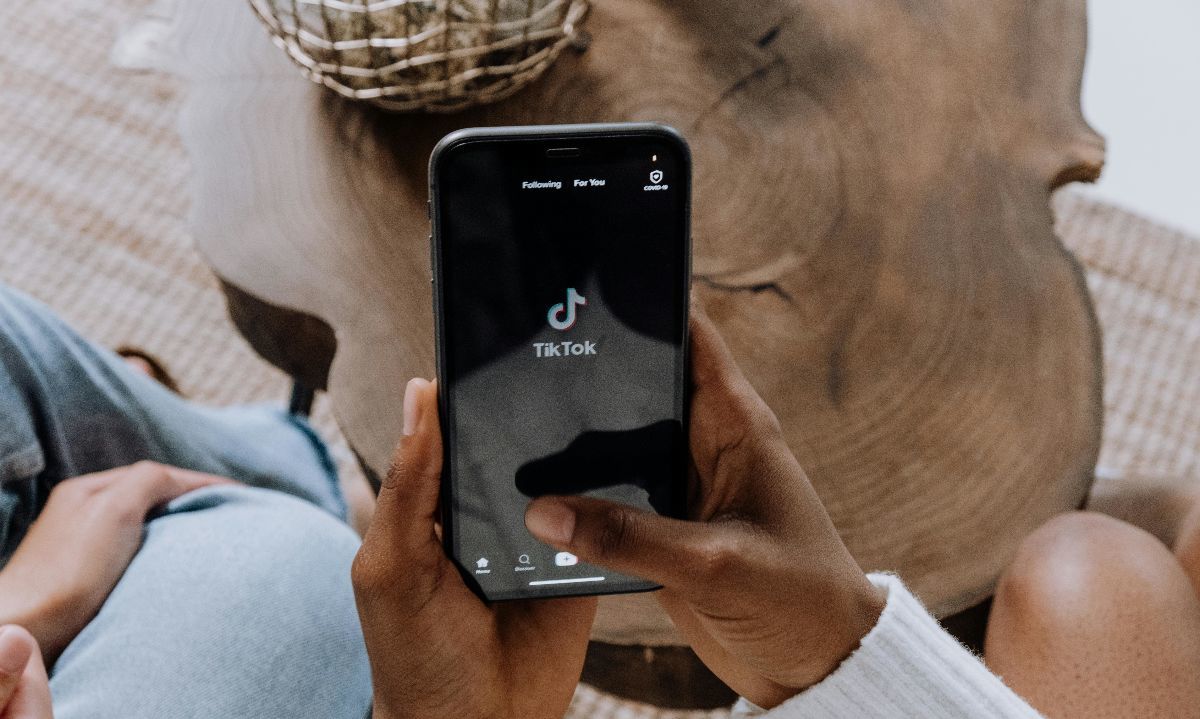 TikTok supera a los diarios como fuente de noticias en Chile y se consolida entre las redes más influyentes