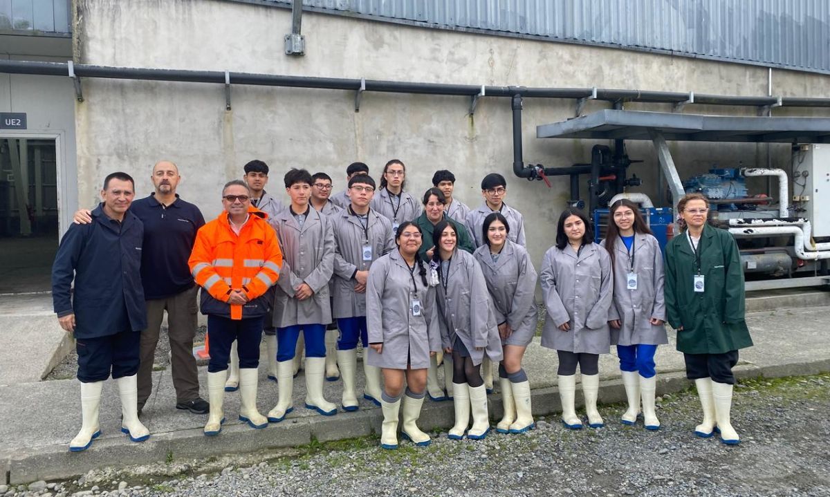 Estudiantes de Puerto Montt visitan centros de cultivo de salmón en recorrido educativo