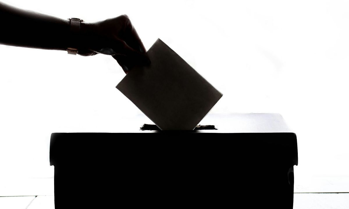 Foto de Element5 Digital: https://www.pexels.com/es-es/foto/persona-que-deja-caer-el-papel-en-la-caja-1550337/