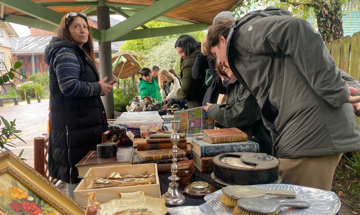Frutillar celebra el Día de la Tierra con exitosa Feria de Antigüedades