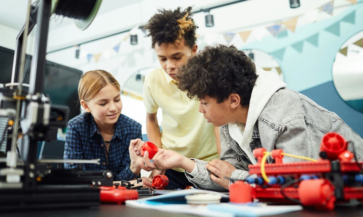 Foto de Vanessa Loring: https://www.pexels.com/es-es/foto/creativo-mesa-tecnologia-infancia-7869239/