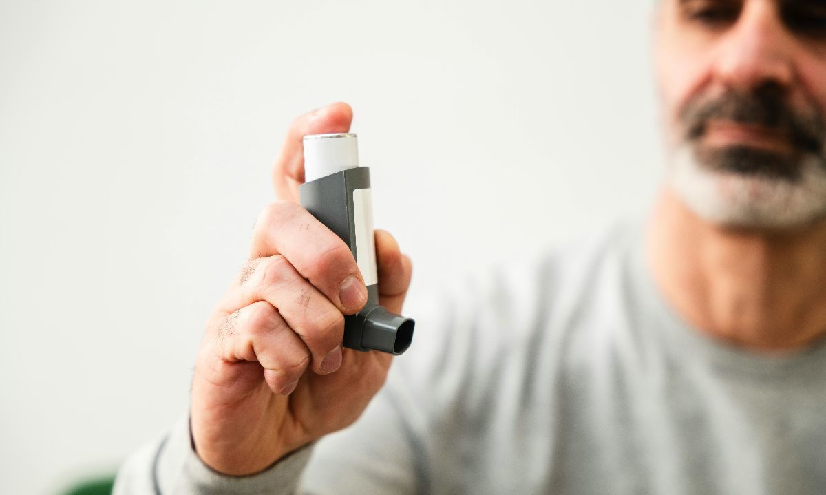 Foto de Cnordic Nordic: https://www.pexels.com/es-es/foto/hombre-que-usa-un-inhalador-para-la-salud-respiratoria-30428329/