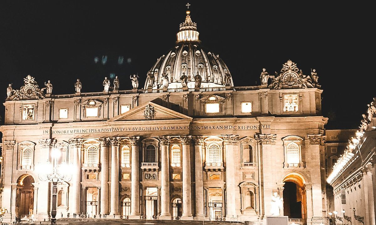 Foto de Javon Swaby: https://www.pexels.com/es-es/foto/arbol-navideno-iluminado-frente-al-edificio-2787074/