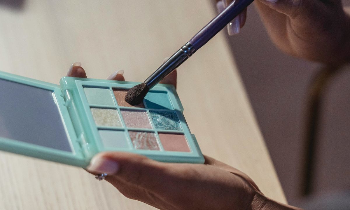 Foto de George Milton: https://www.pexels.com/es-es/foto/mujer-mano-pincel-cepillo-6954212/