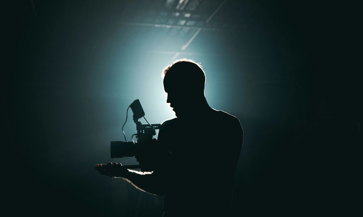 Foto de Kyle Loftus: https://www.pexels.com/es-es/foto/silueta-de-hombre-estar-de-pie-delante-de-microfono-3379934/