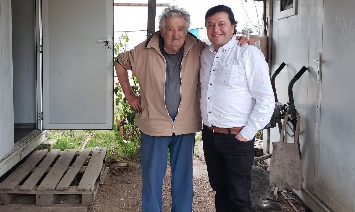 José "Pepe" Mujica e Iván Vera, en su chacra en Uruguay